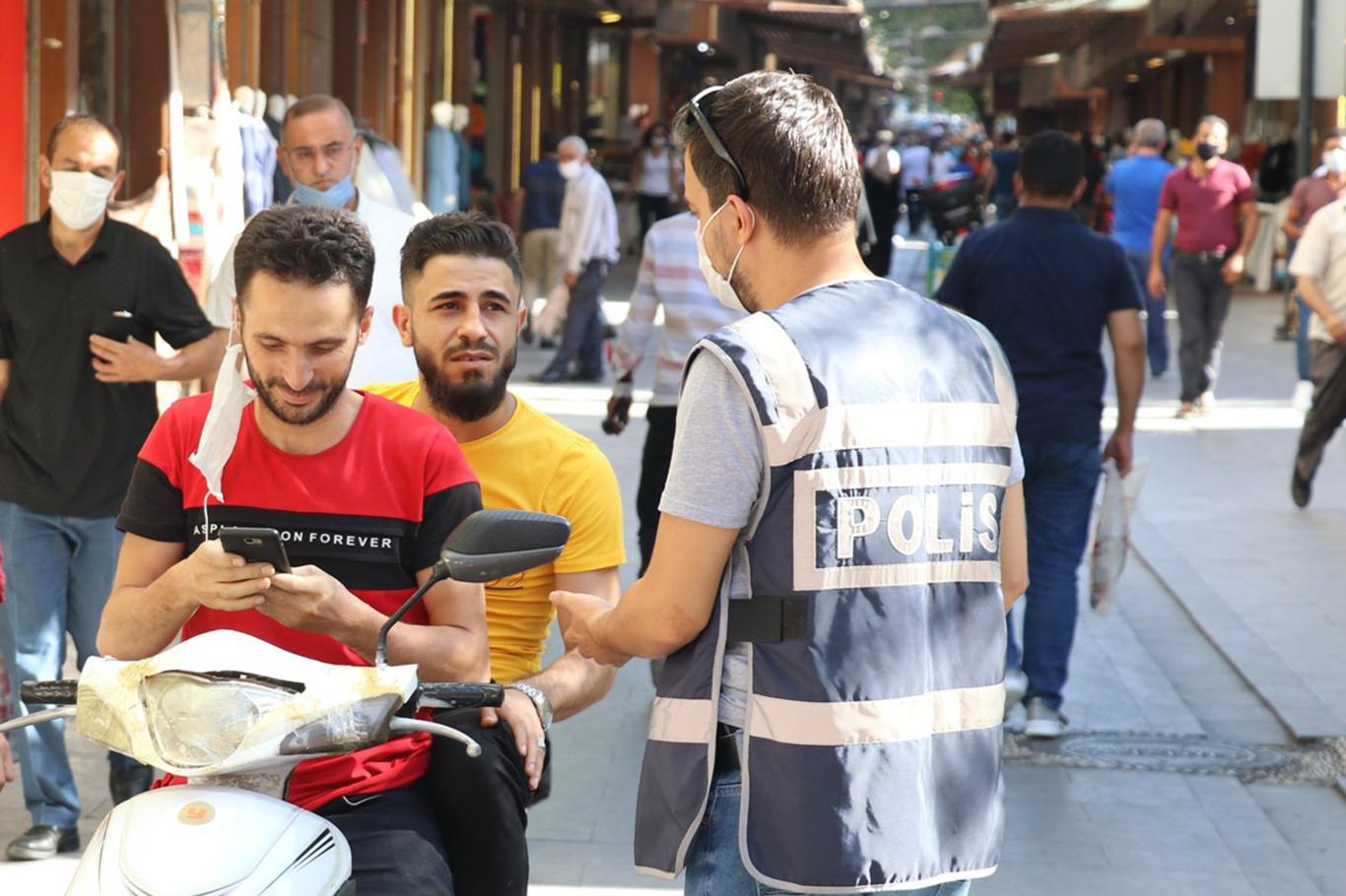 Covid-19 vakalarının arttığı Gaziantep’te kurallar dikkate alınmıyor Covid-19 vakalarının arttığı Gaziantep’te kurallar dikkate alınmıyor